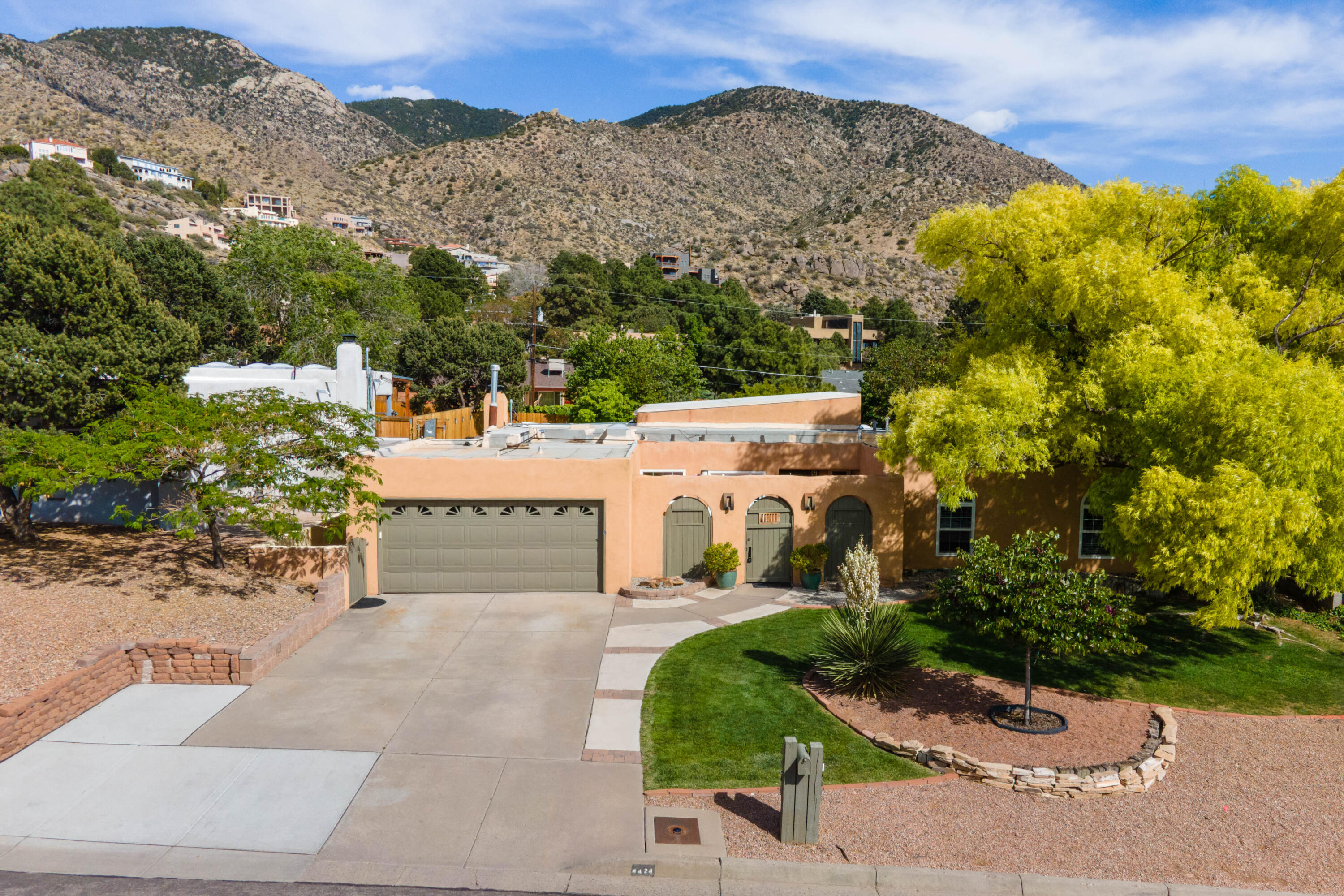 4424 Glenwood Hills Drive NE