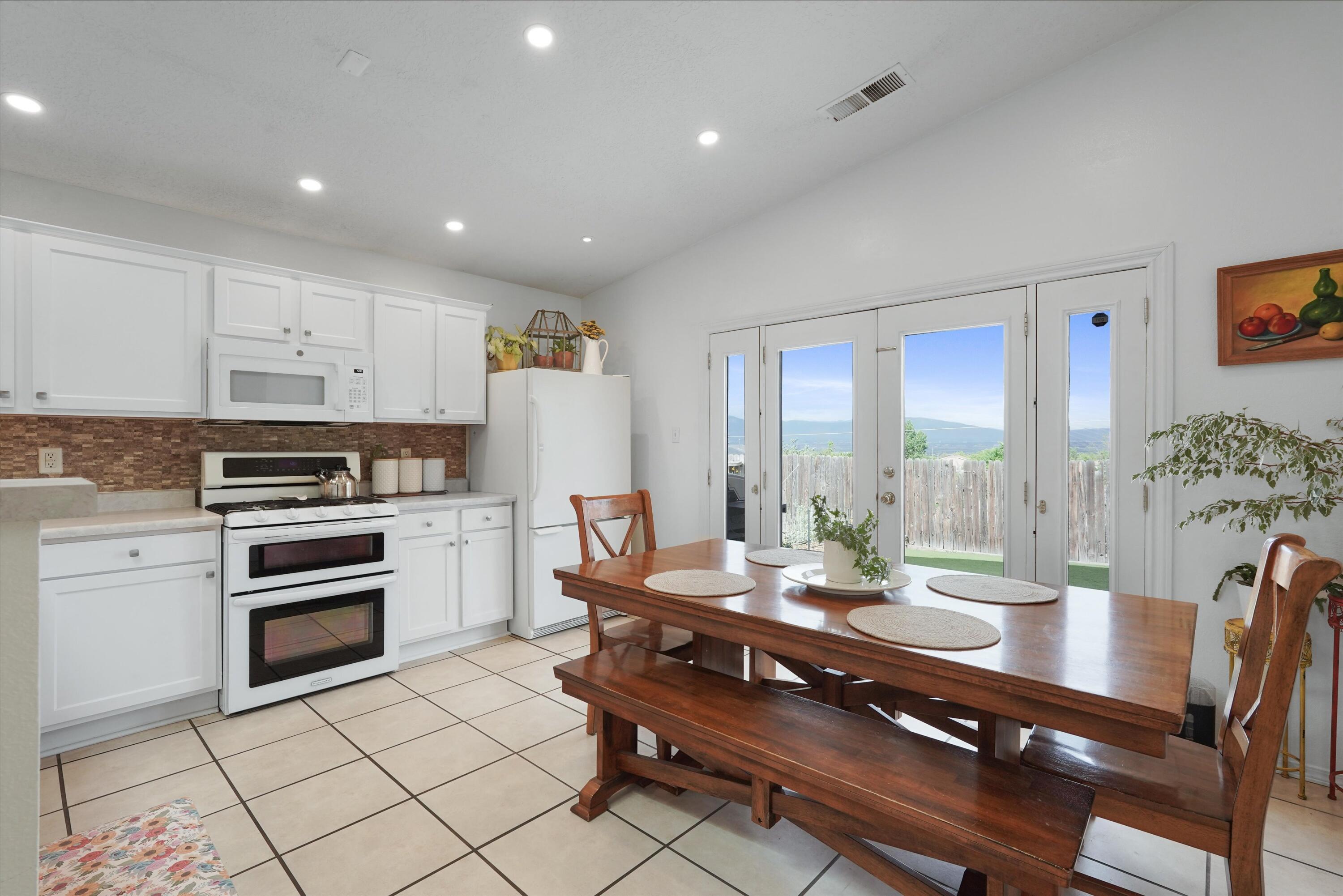936 Cockatiel Drive SW