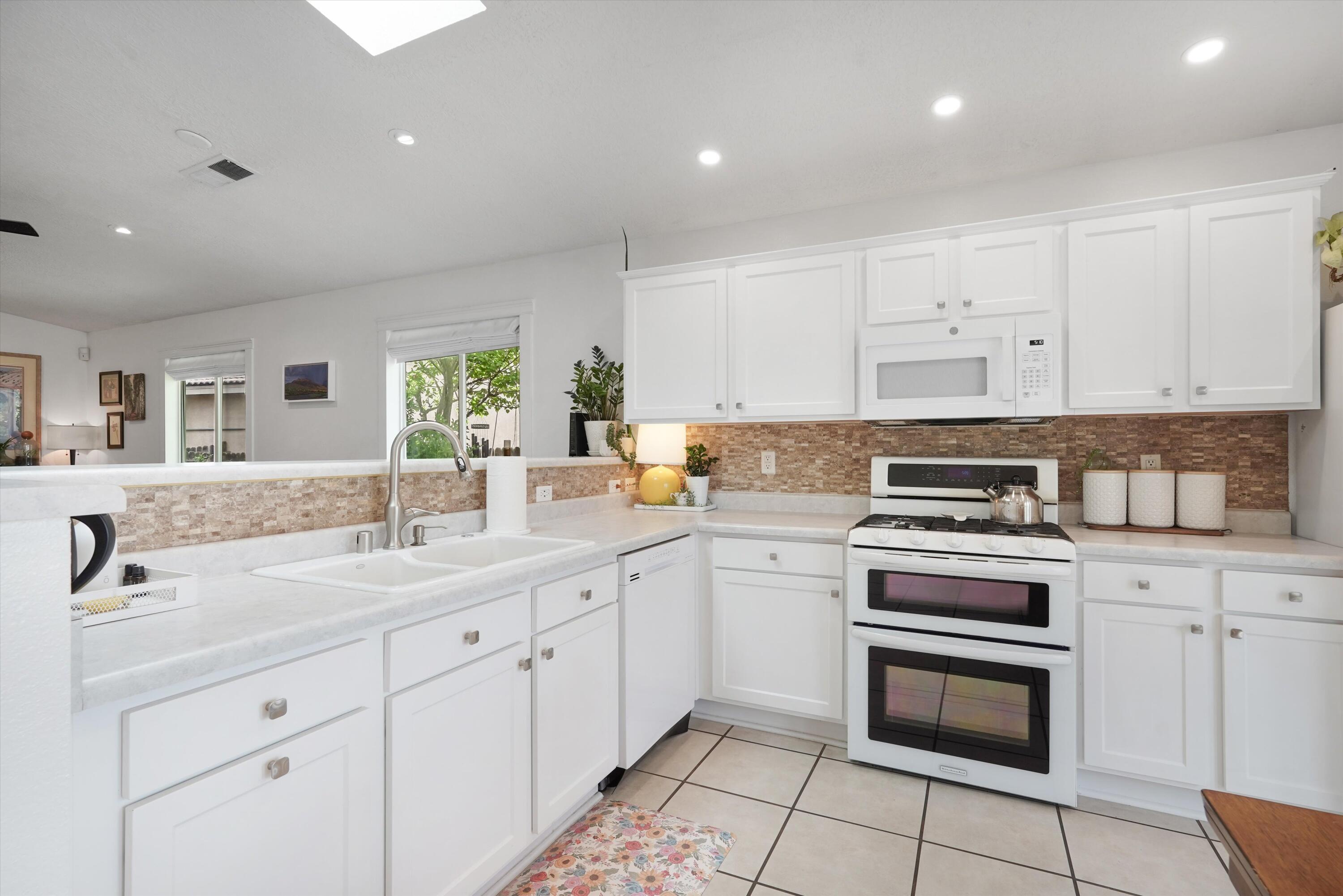 936 Cockatiel Drive SW