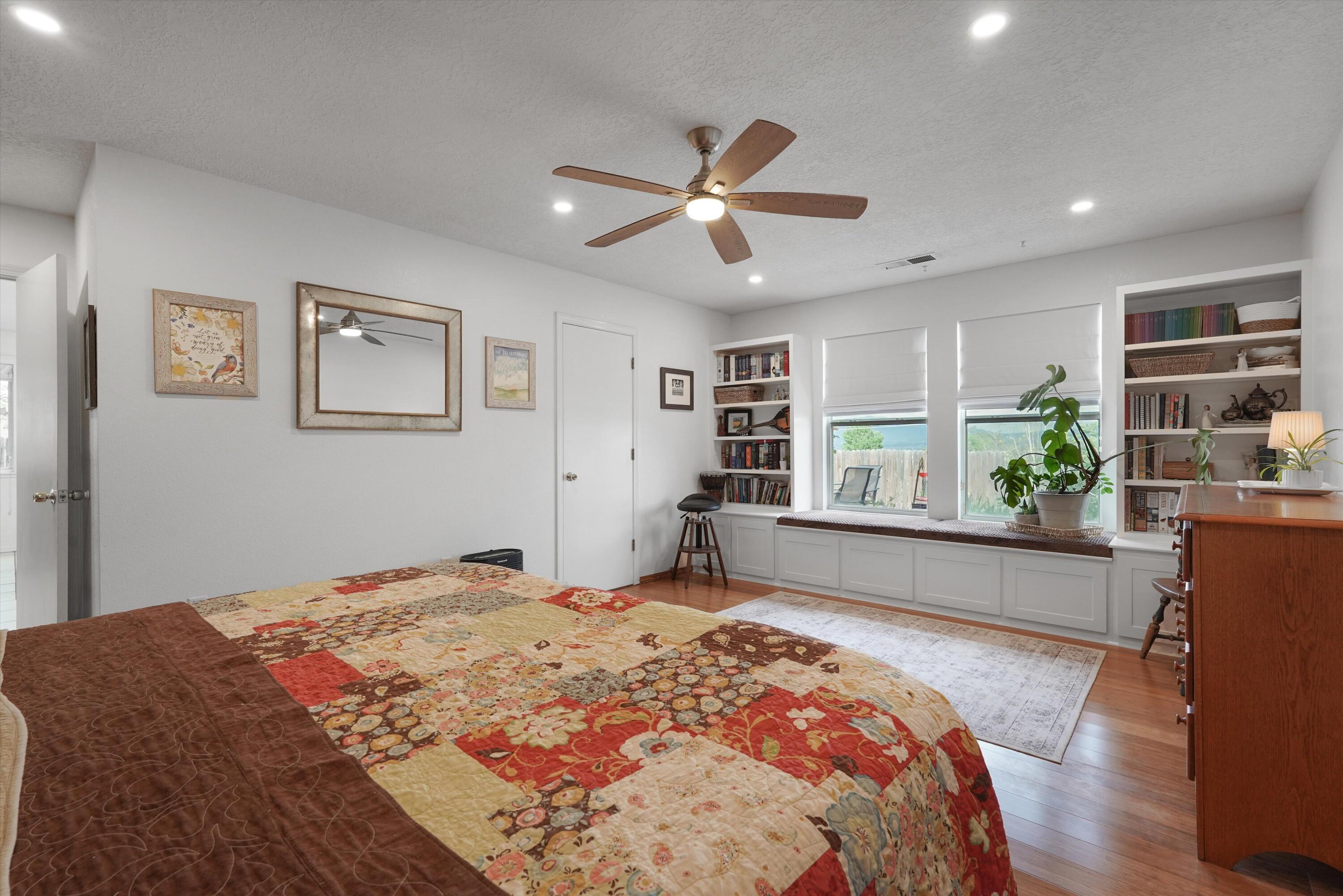 936 Cockatiel Drive SW