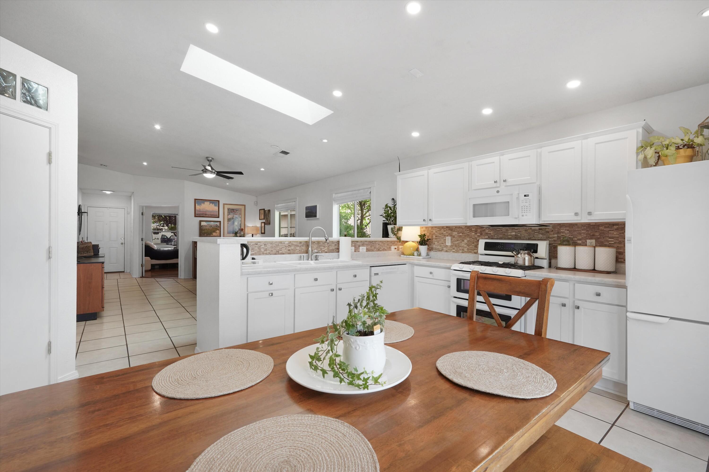 936 Cockatiel Drive SW