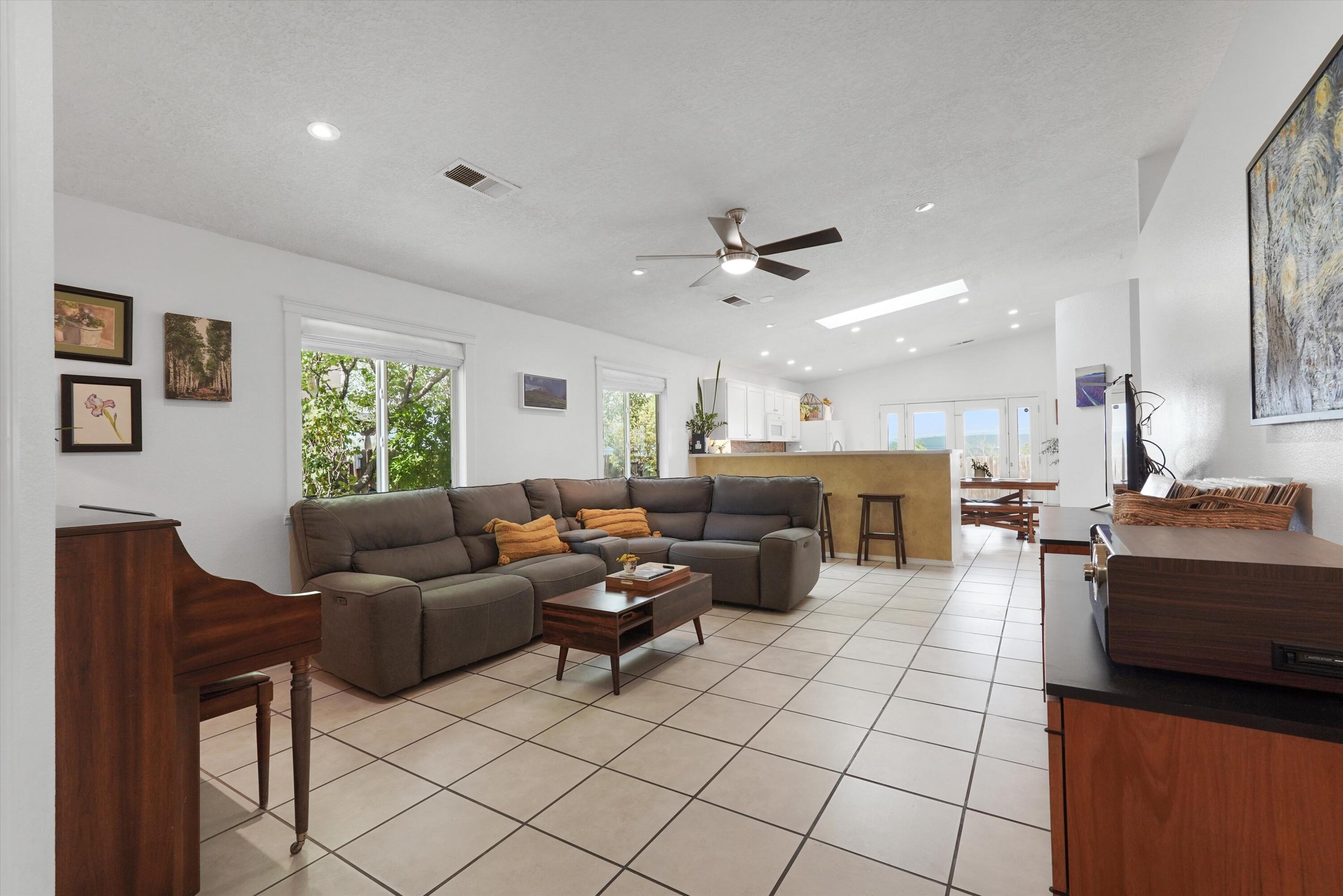 936 Cockatiel Drive SW