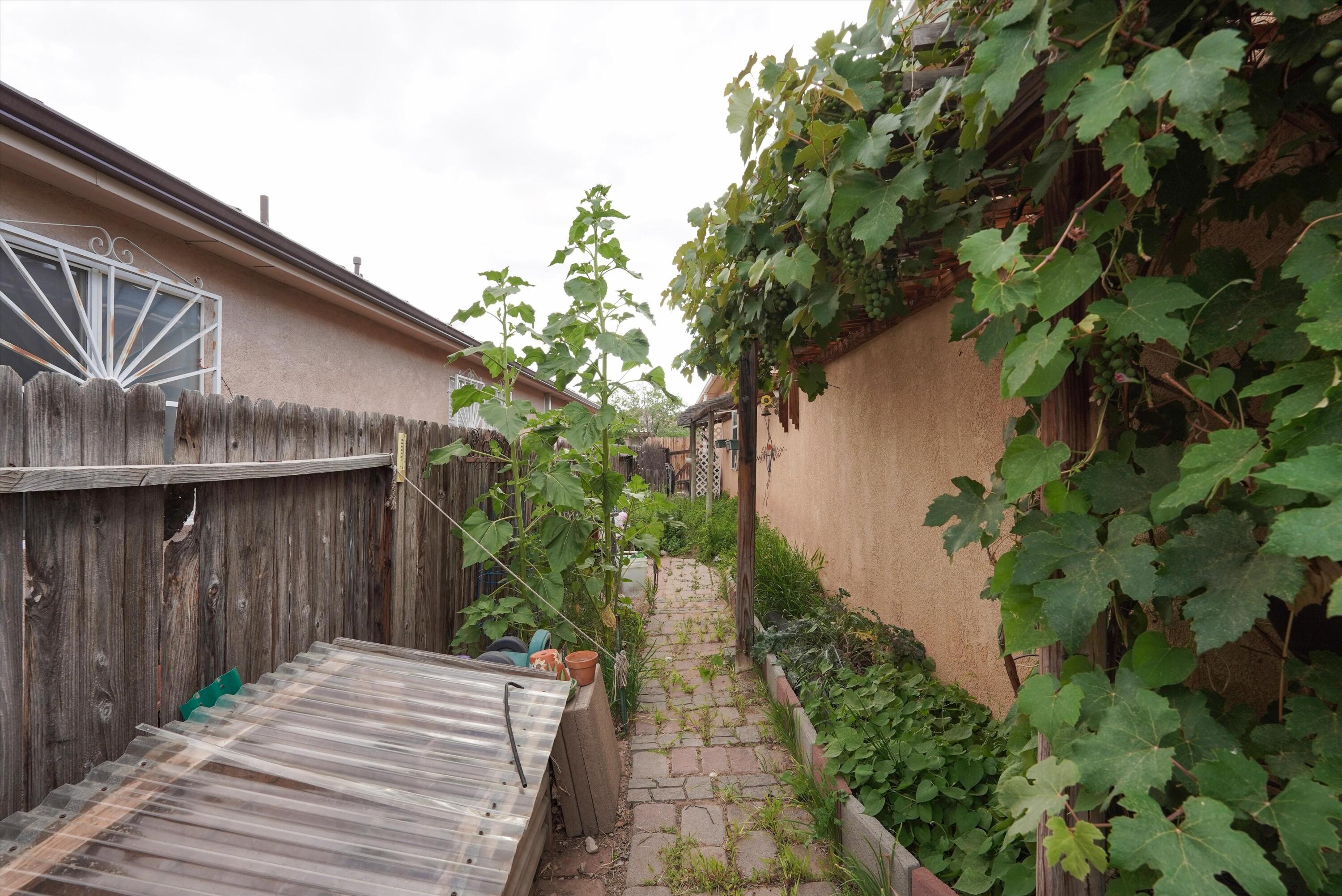 936 Cockatiel Drive SW