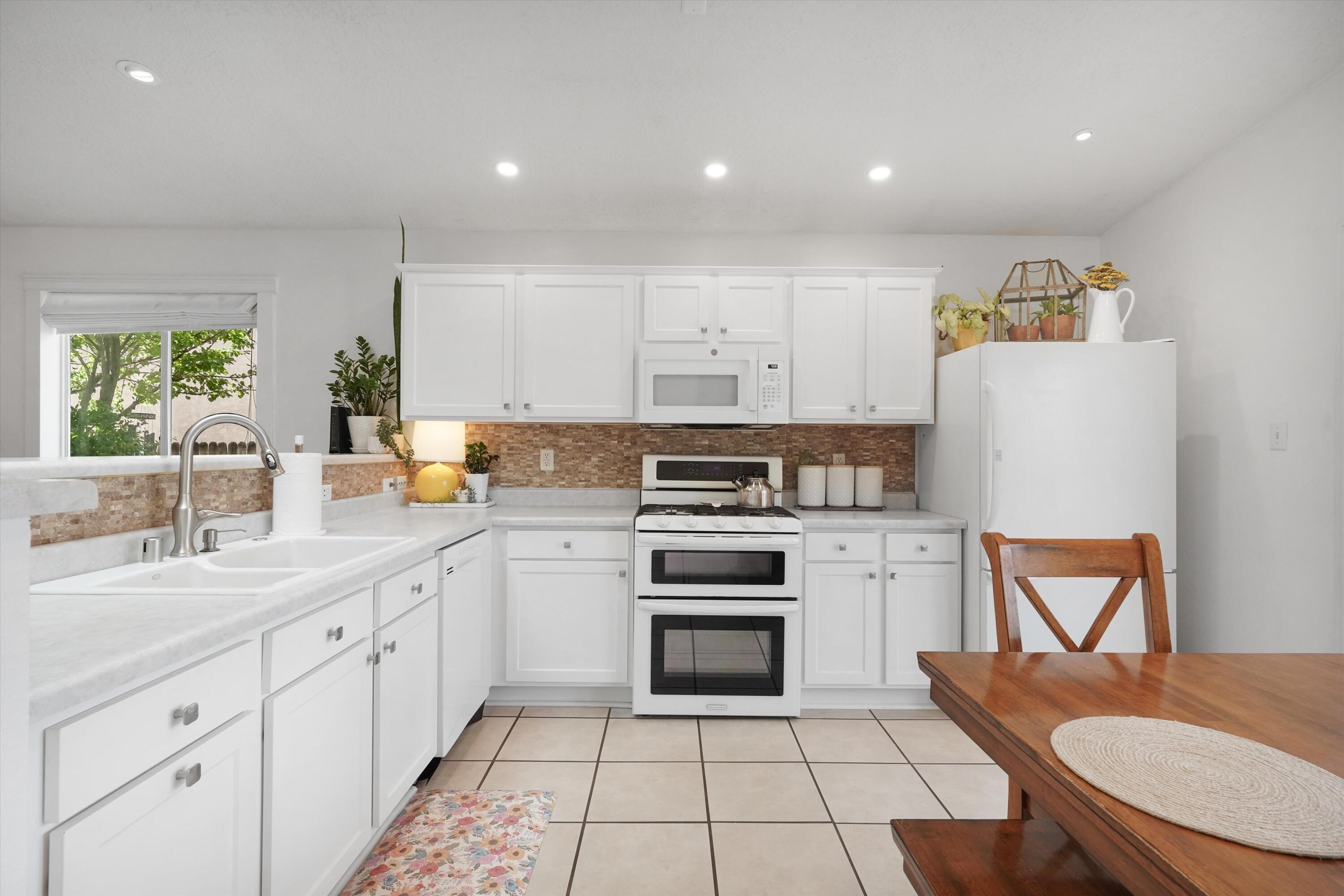 936 Cockatiel Drive SW