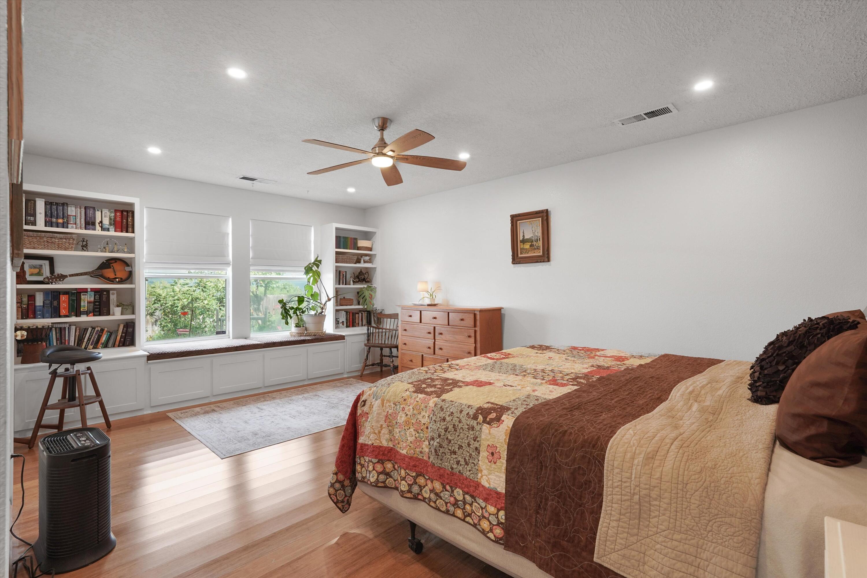 936 Cockatiel Drive SW
