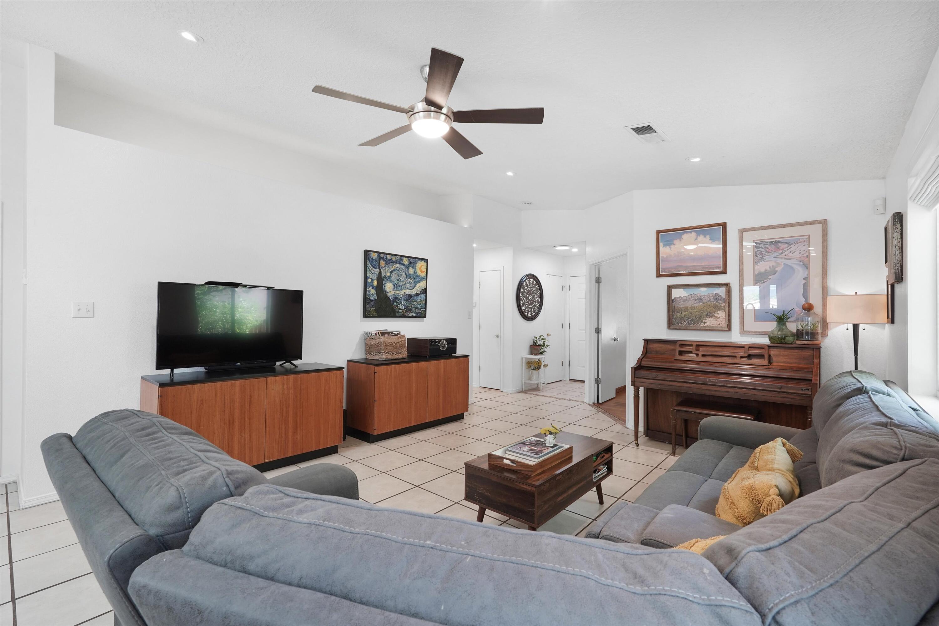 936 Cockatiel Drive SW