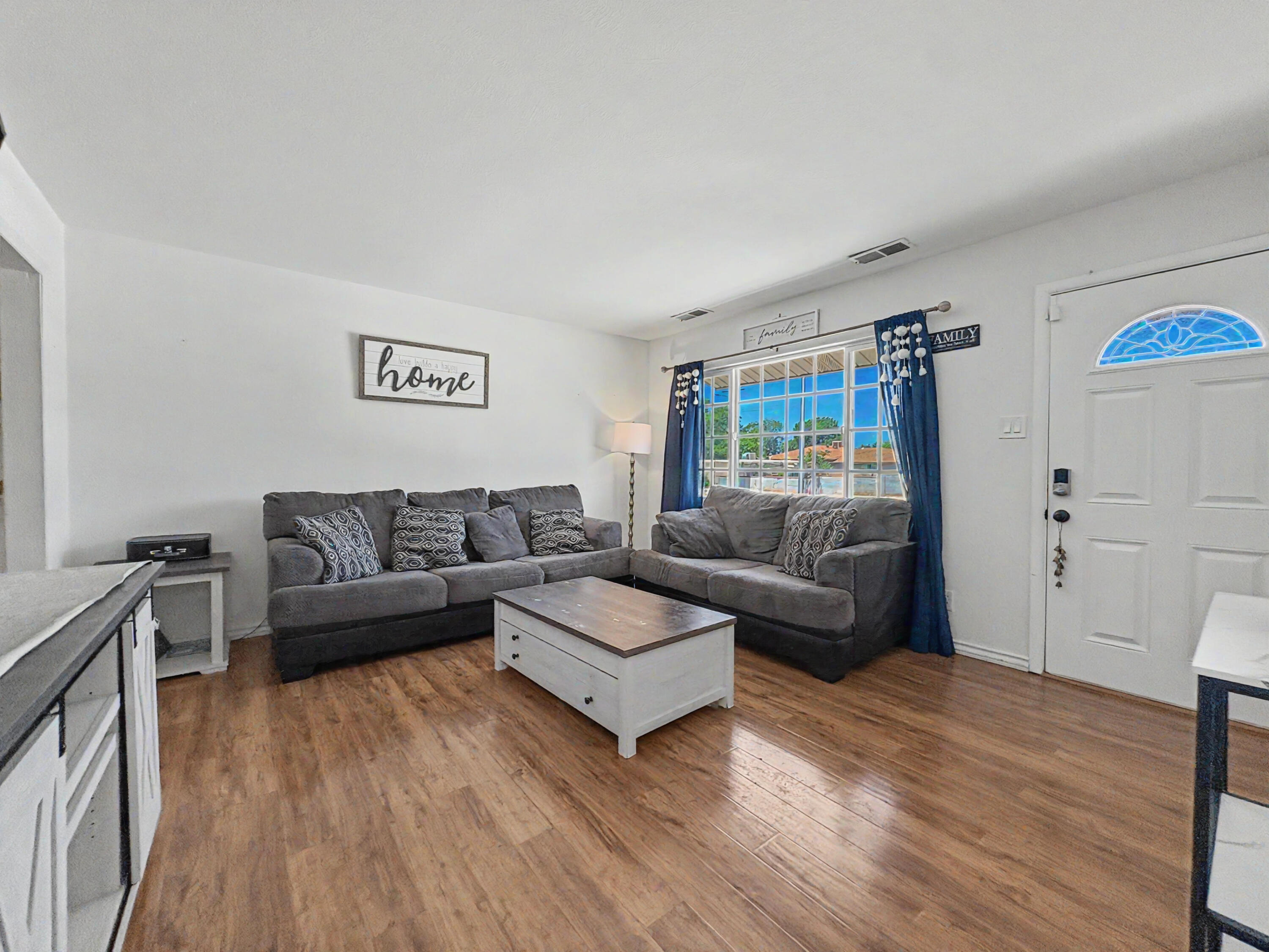 3808 Candelaria Road NE