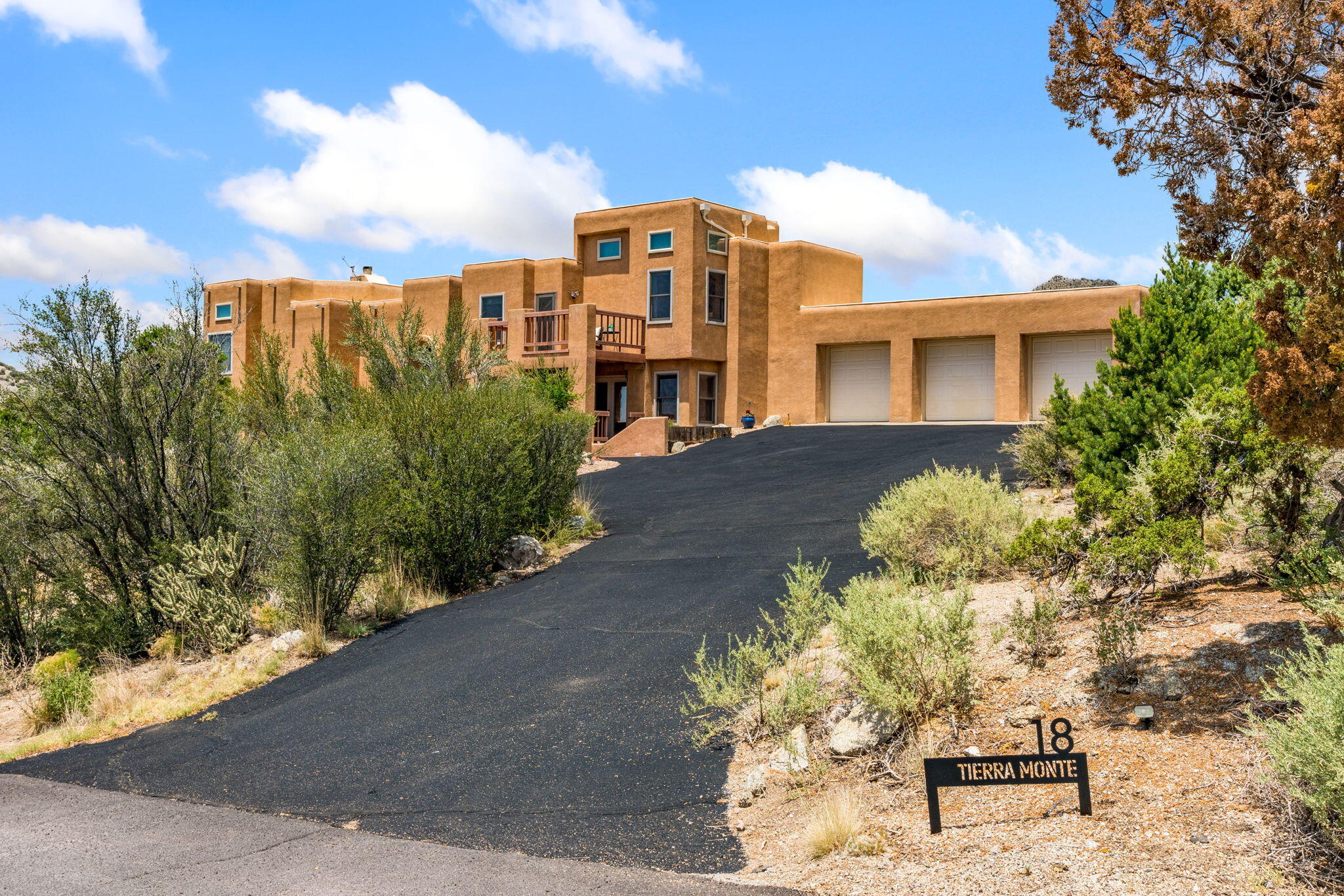 18 Tierra Monte Drive NE