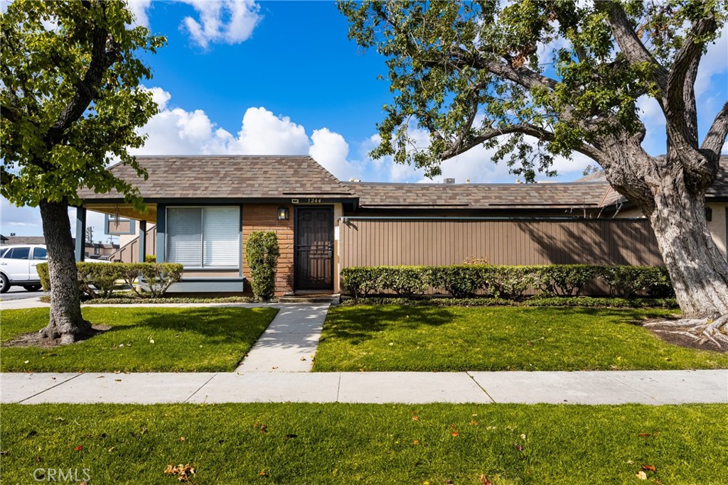 1244 E Bell Avenue 86O