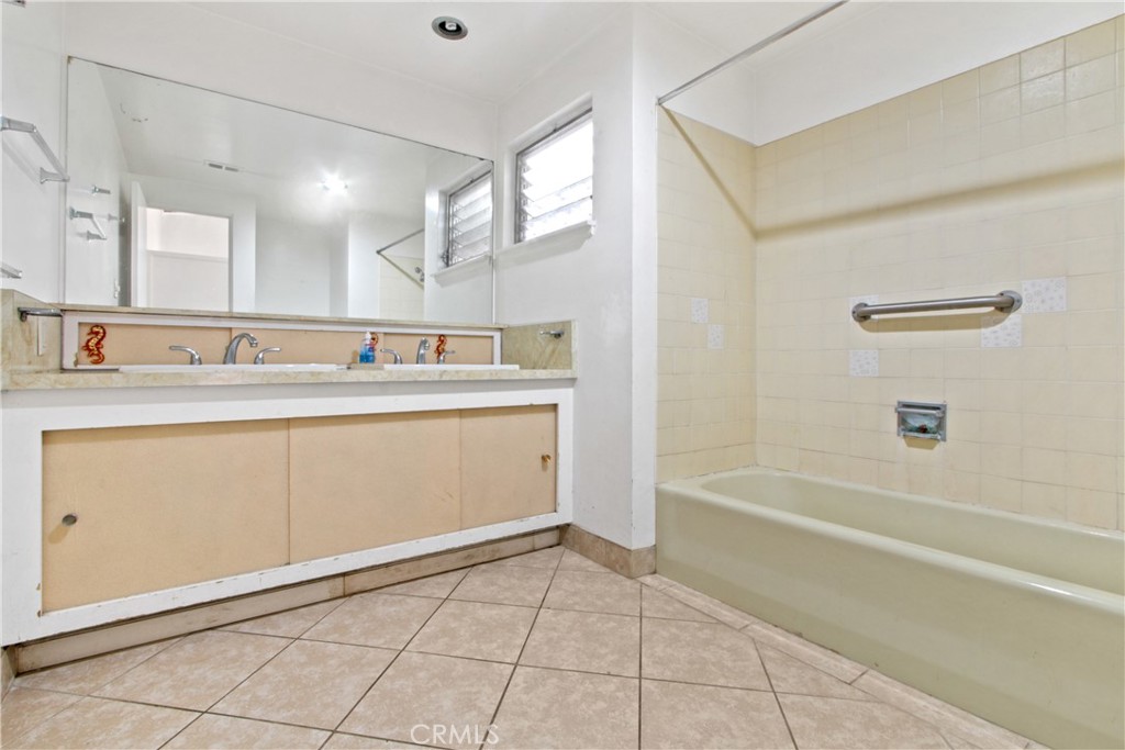 1940 W Elm Place