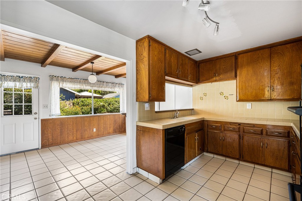 1530 W Doris Place