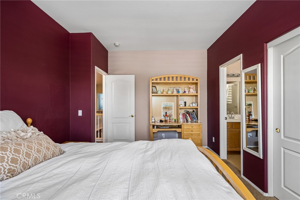 1241 N Fairbury Lane