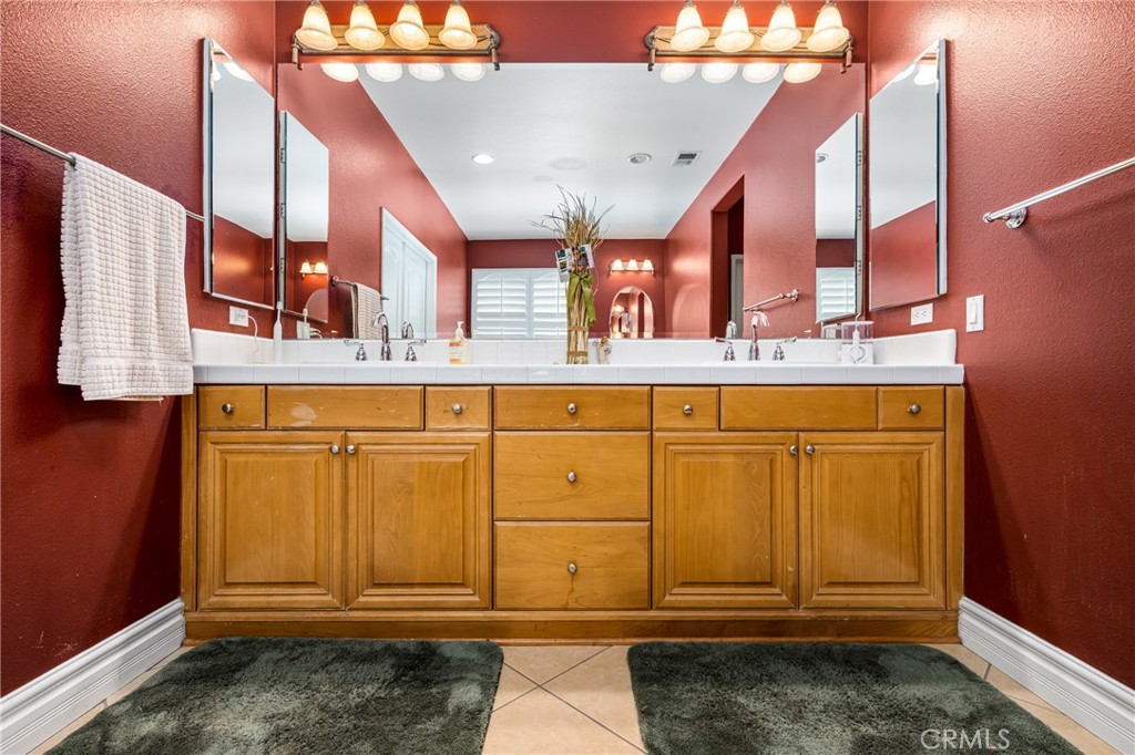 1241 N Fairbury Lane