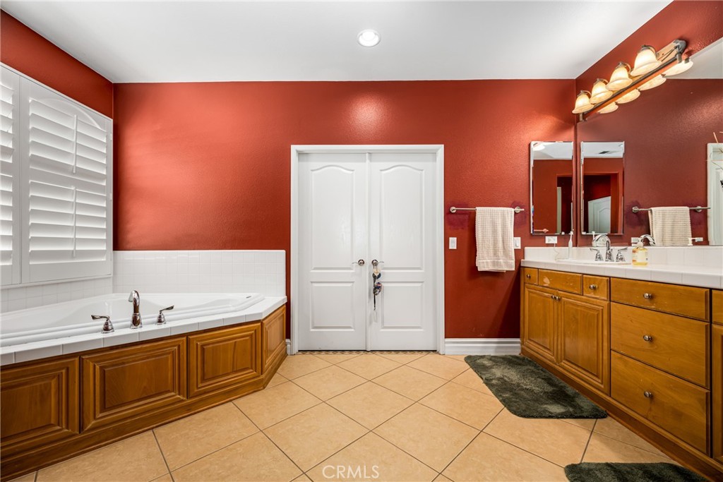 1241 N Fairbury Lane