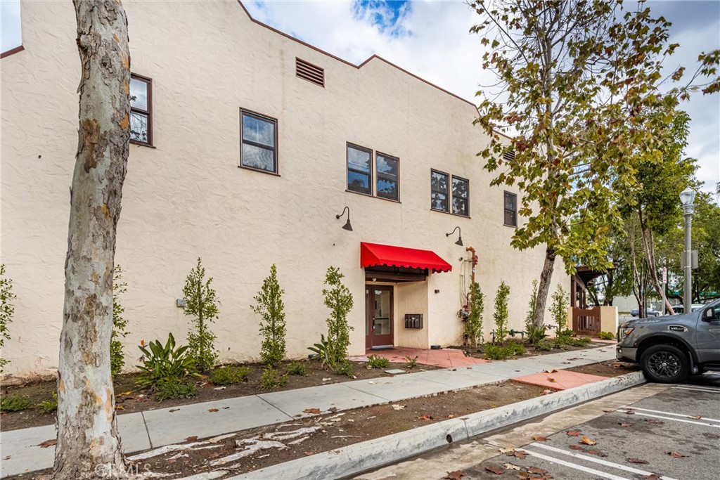 1128 W Lincoln Avenue 201