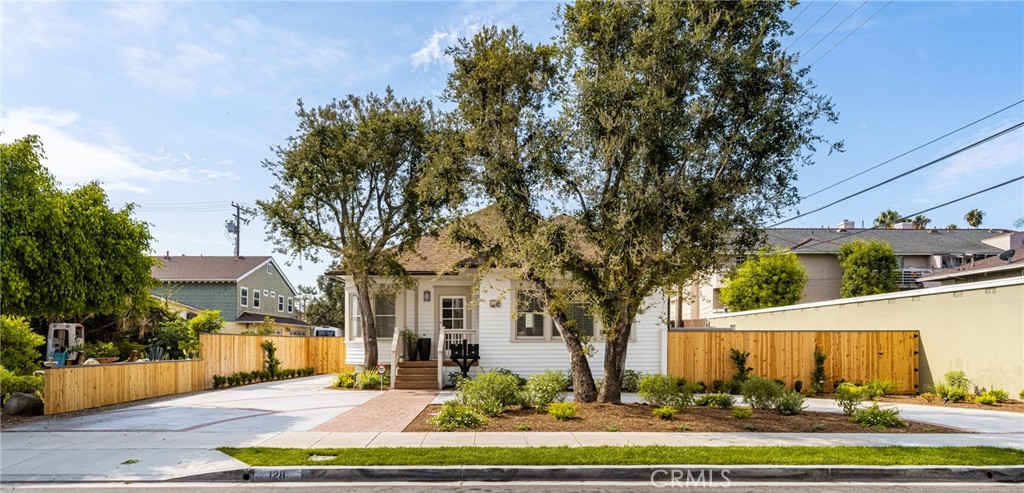 128 W Sycamore Street