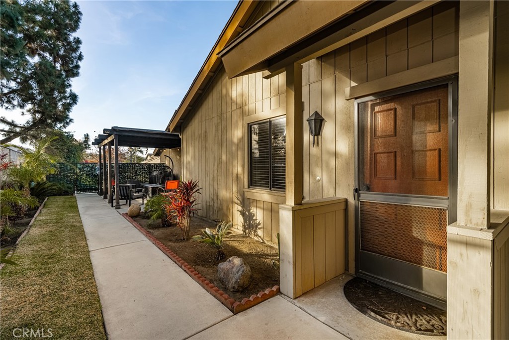 932 S Laurelwood Lane 4