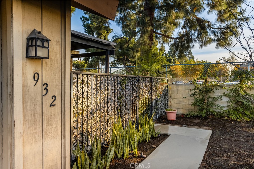 932 S Laurelwood Lane 4