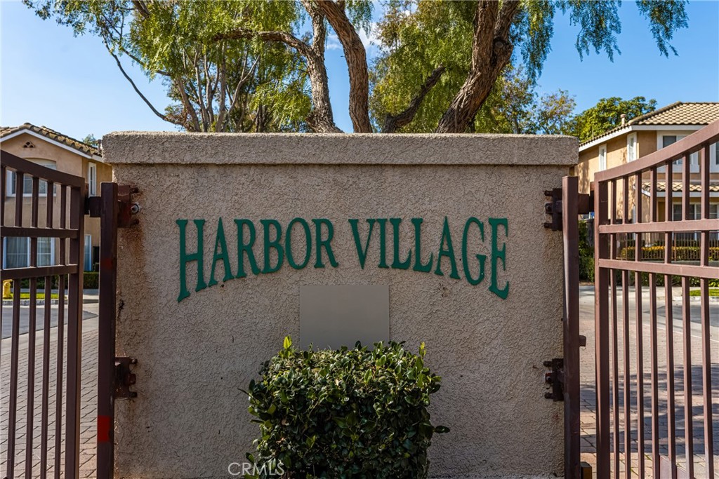 1050 Harbor Heights Drive E