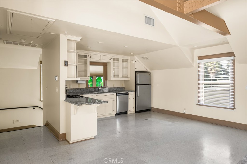 126 W Sycamore Street STUDIO