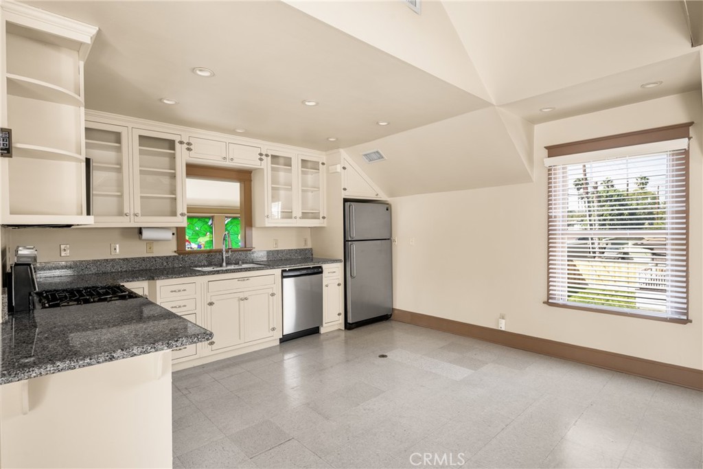 126 W Sycamore Street STUDIO