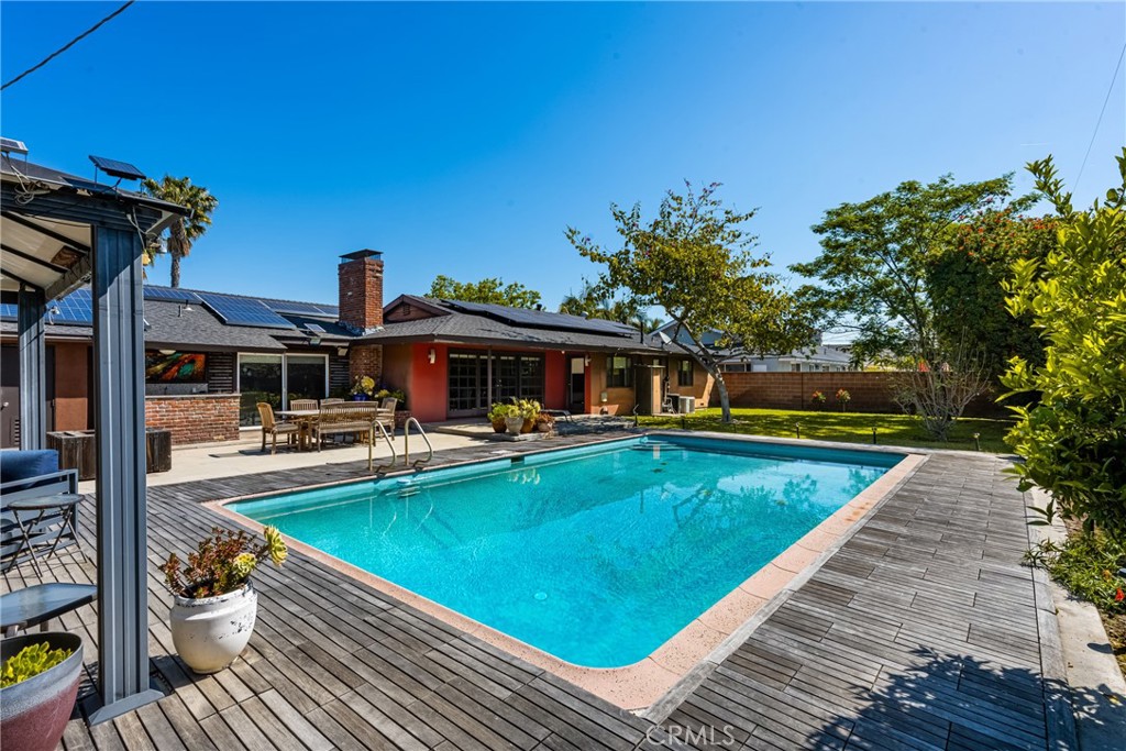 1006 W Pioneer Drive