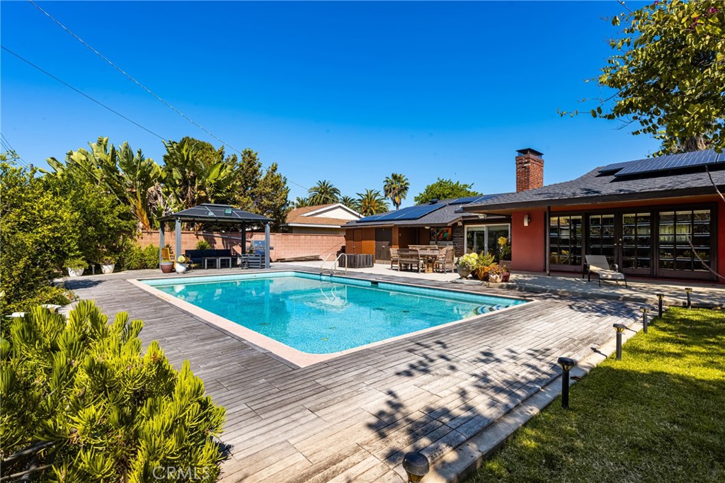 1006 W Pioneer Drive