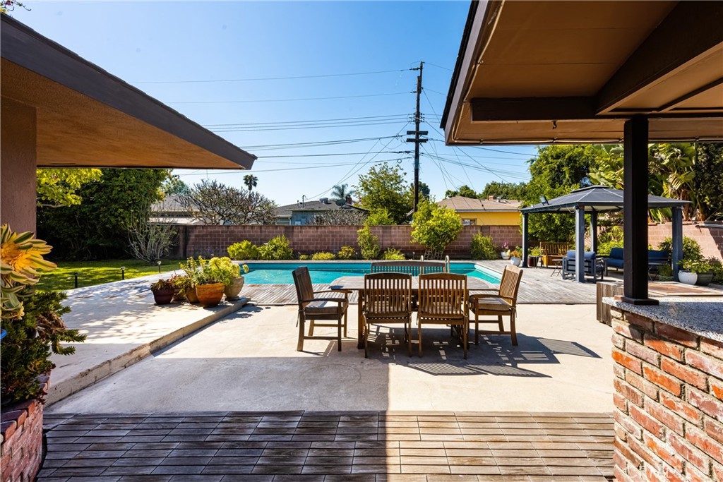 1006 W Pioneer Drive