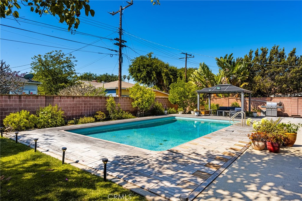 1006 W Pioneer Drive