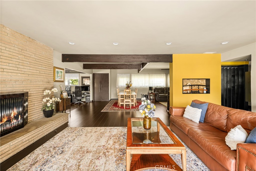 1006 W Pioneer Drive