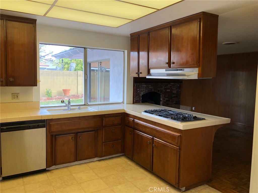 1435 W Westmont Drive