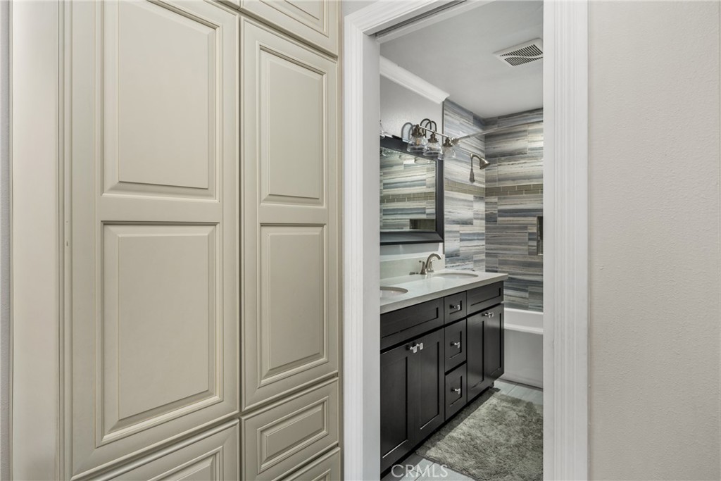 1021 E Del Mar Avenue