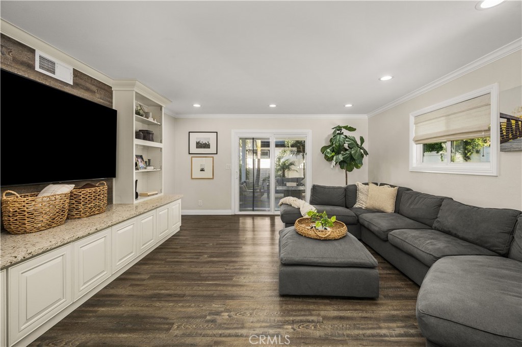 1021 E Del Mar Avenue