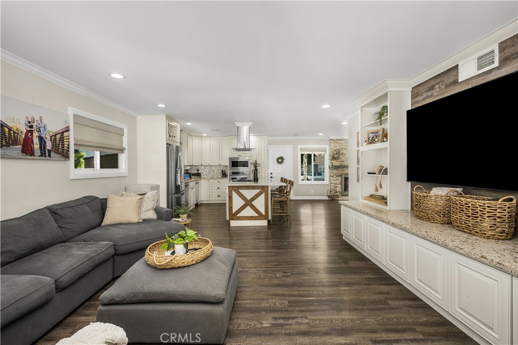 1021 E Del Mar Avenue