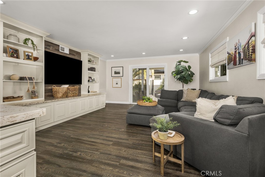 1021 E Del Mar Avenue