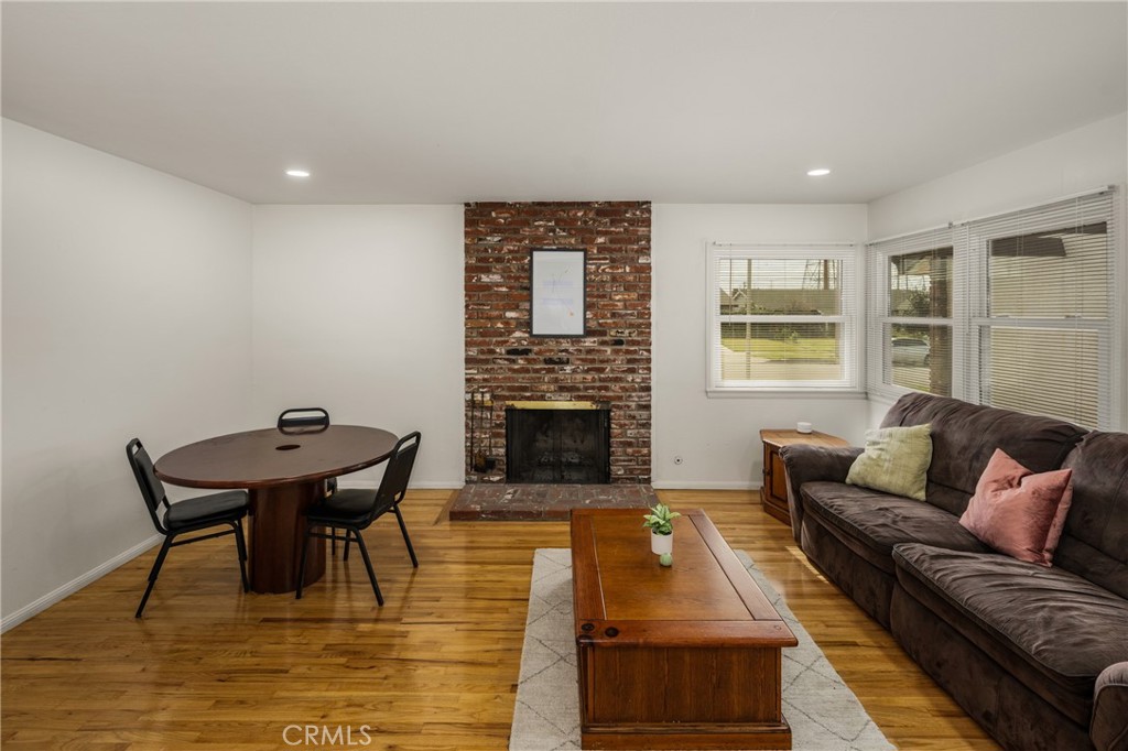 1011 E Chestnut