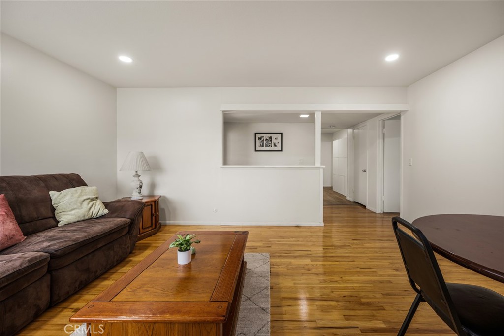 1011 E Chestnut
