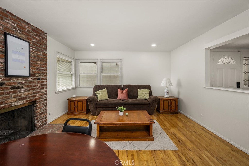1011 E Chestnut