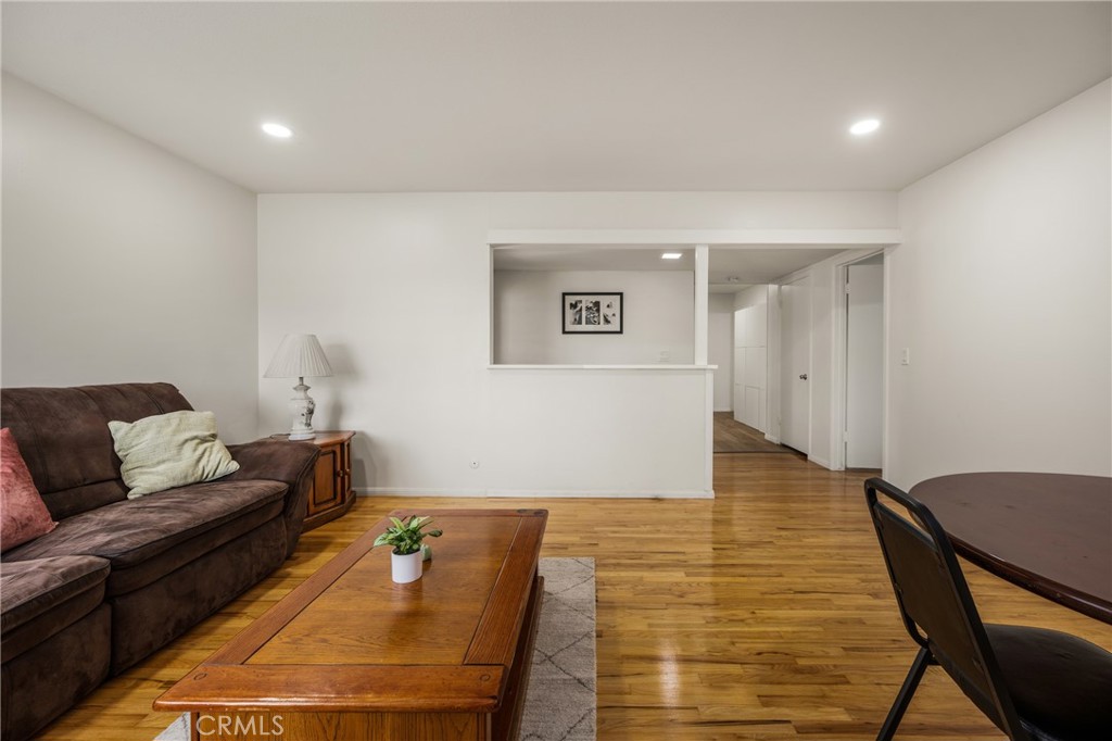 1011 E Chestnut