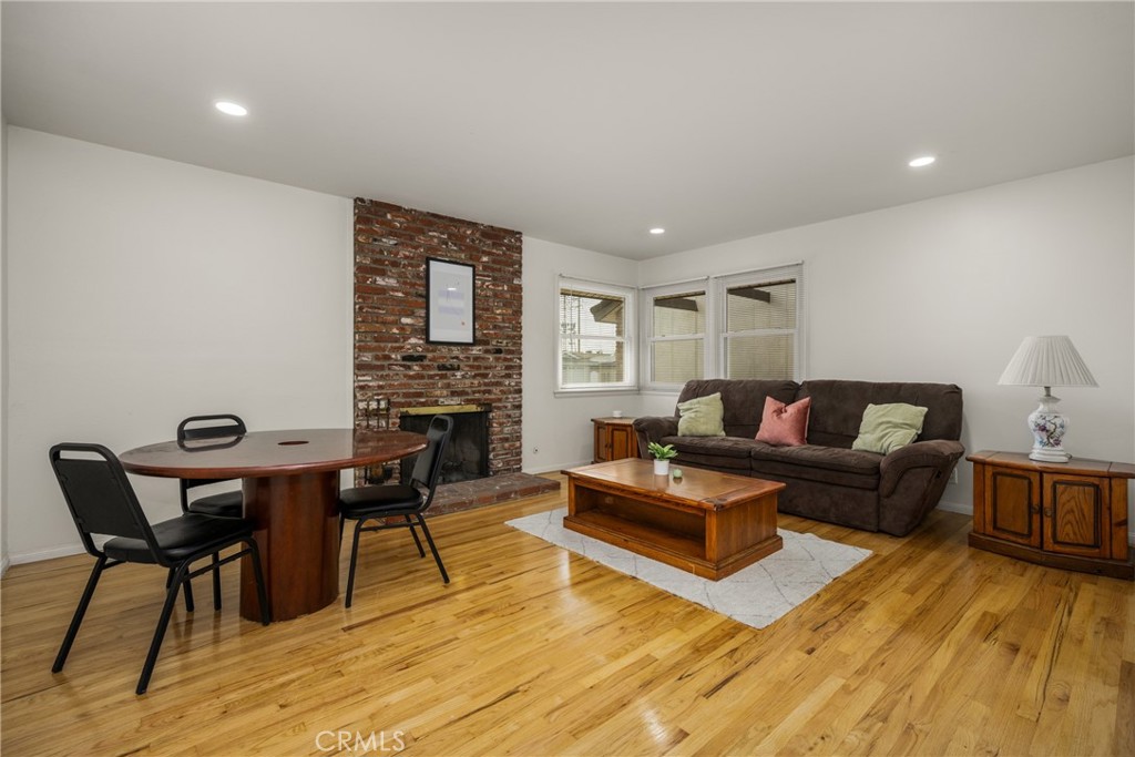 1011 E Chestnut