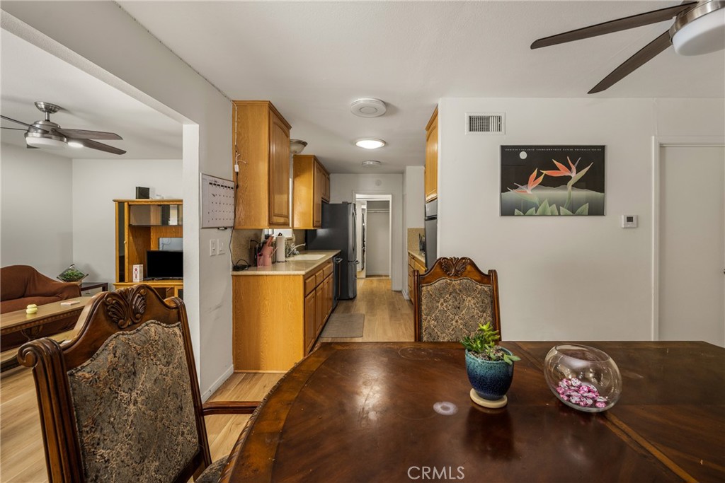 1011 E Chestnut