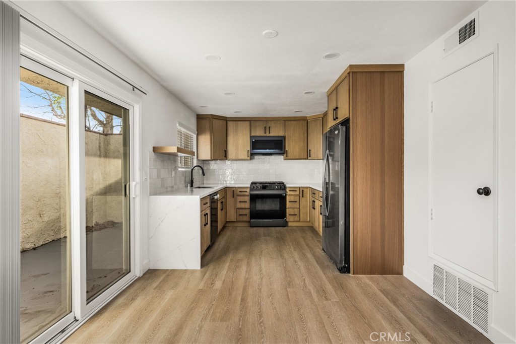 2565 Santa Ana Ave 5