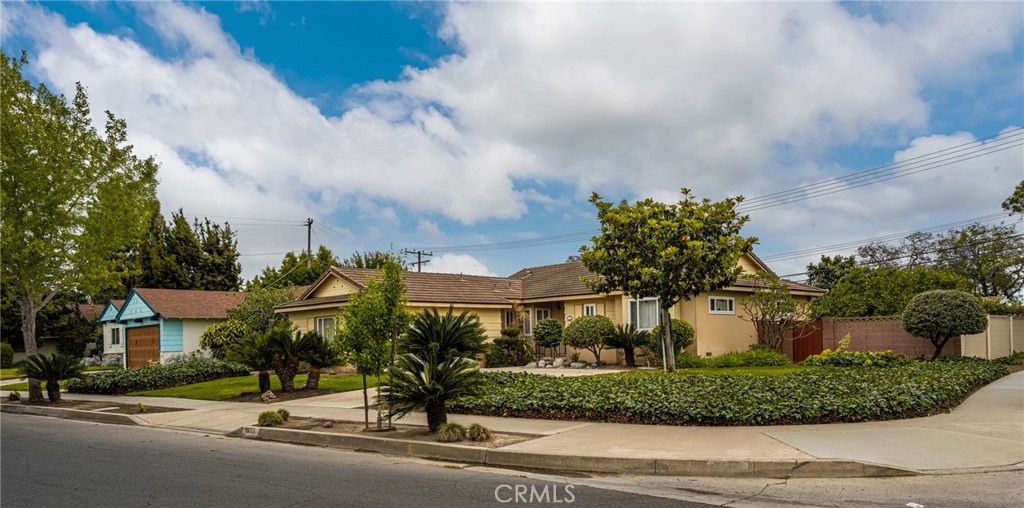 1830 W Chalet Avenue