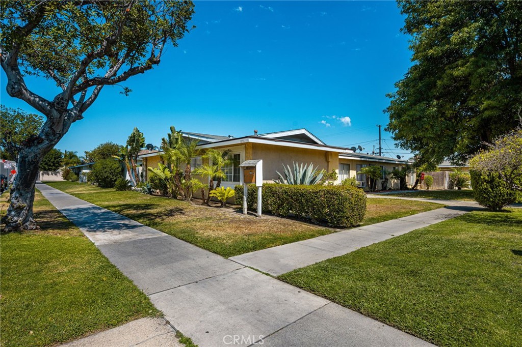 1256 N Placentia