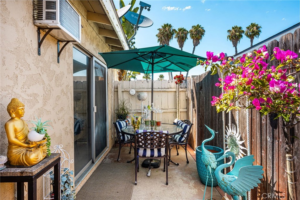 1256 N Placentia