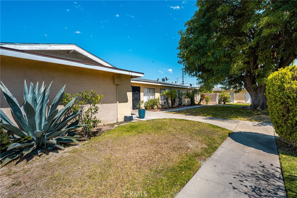 1256 N Placentia