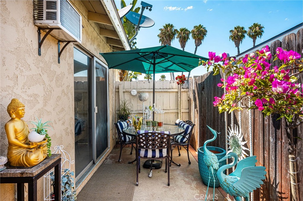 1256 N Placentia
