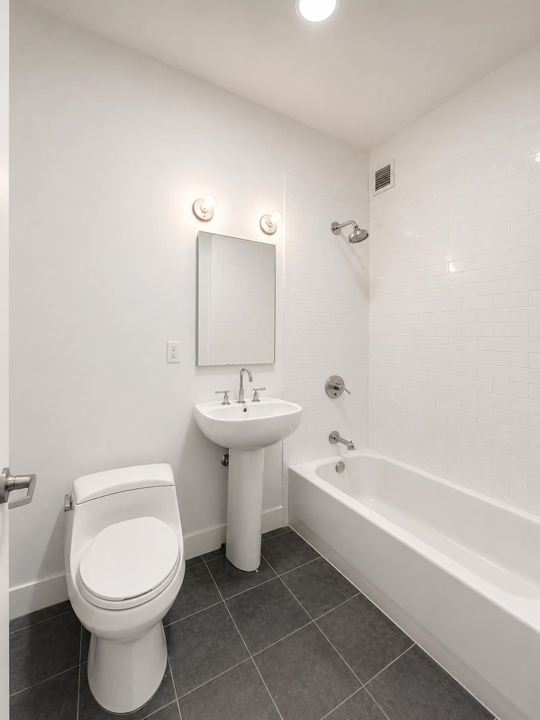 150 BAY ST Unit: 824