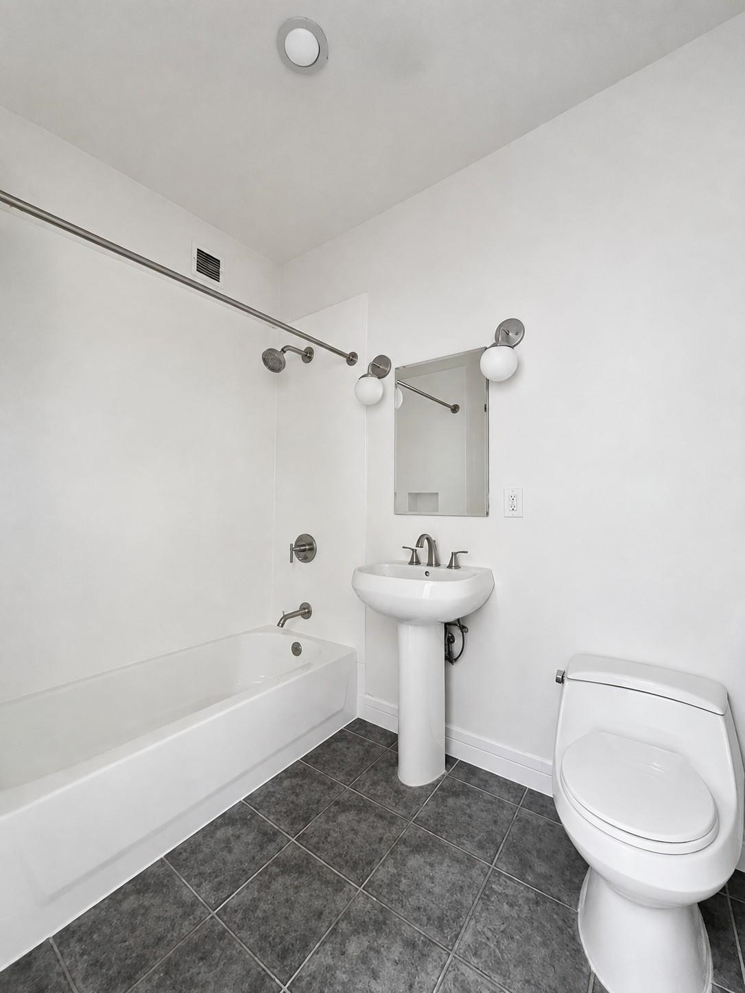 150 BAY ST Unit: 821