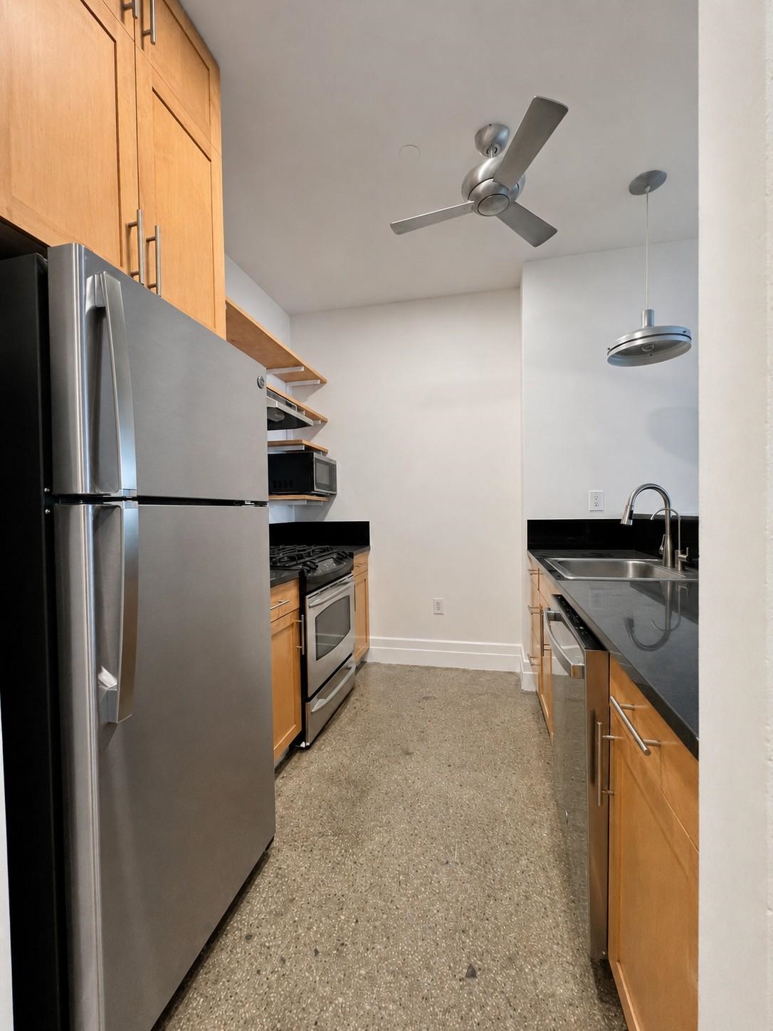 150 BAY ST Unit: 821